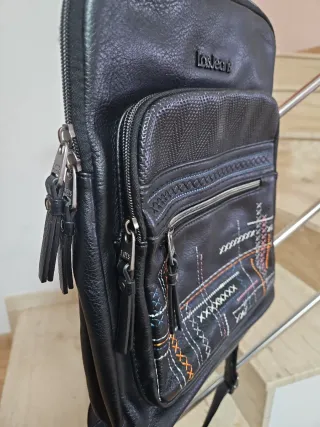 Mochila Lois Jeans negra de cuero con bordados