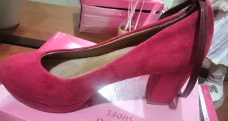 Tacones de ante rojo