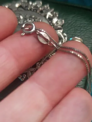 Collar de plata con colgante de mujer