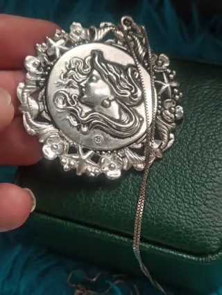 Collar de plata con colgante de mujer