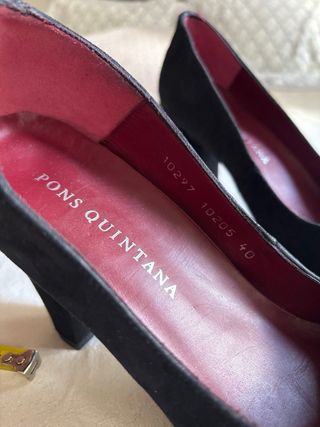 Zapatos de tacón negros con broches