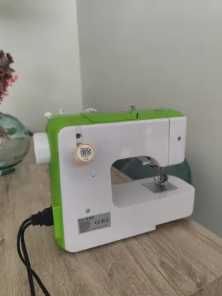 Máquina de coser blanca y verde