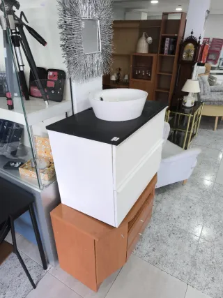 Mueble de baño blanco y madera