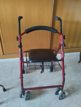 Andador con asiento y cesta