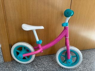 Bicicleta sin pedales rosa y turquesa
