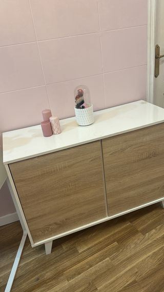 Camilla de masaje blanca y de regalo aparador