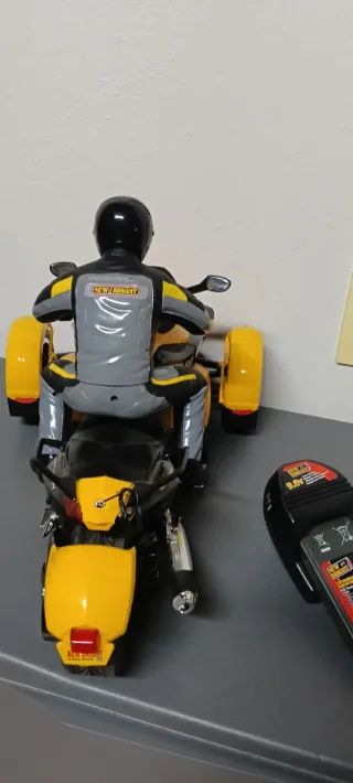 Moto teledirigida Can-Am Trike Negra/Amarilla