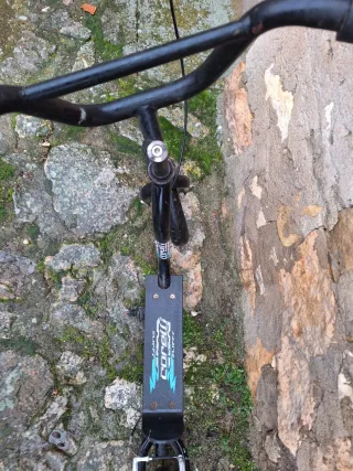 Patinete infantil morado.