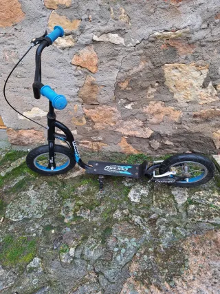 Patinete infantil morado.