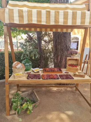 Puesto de madera para degustación catering