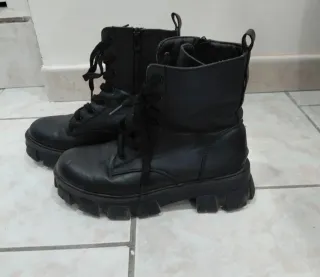 Stivali neri donna con lacci