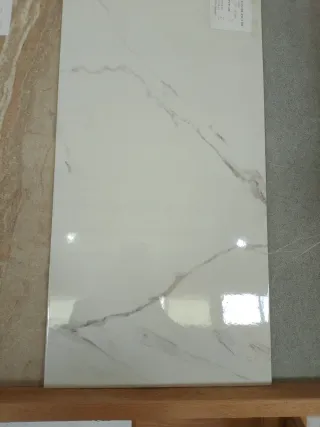Azulejo blanco efecto mármol