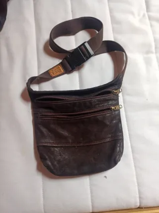 Riñonera de piel y textil color marrón.