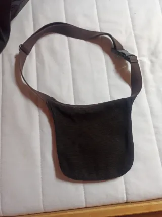 Riñonera de piel y textil color marrón.