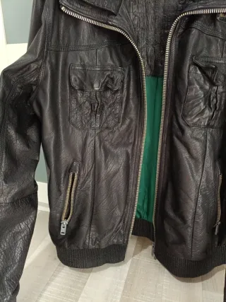 Cazadora Superdry de cuero negra