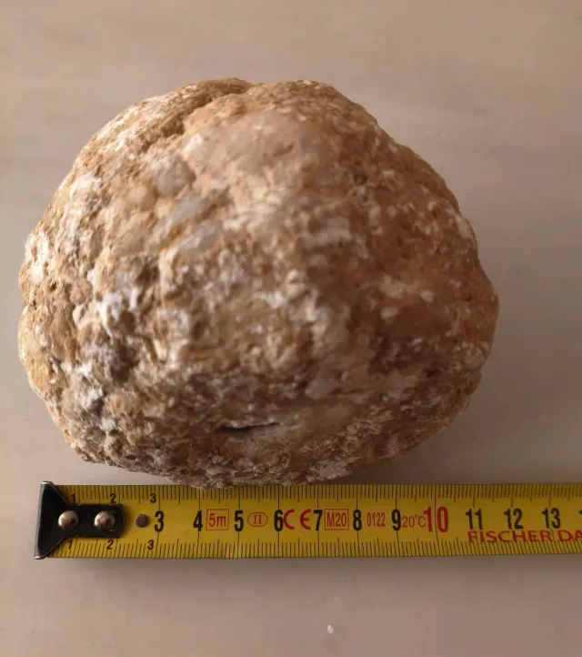 Geoda de cuarzo natural partida