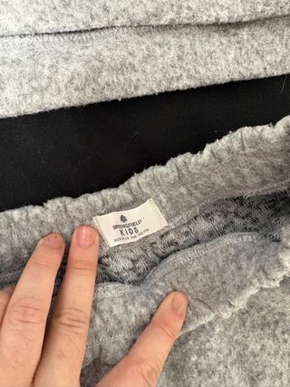 Conjunto Chándal Gris con Corazón Rosa