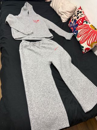 Conjunto Chándal Gris con Corazón Rosa