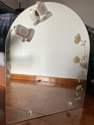 Espejo de baño con apliques dorados