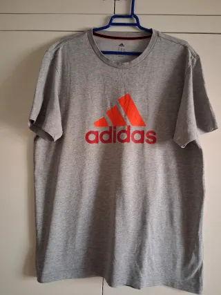 Camiseta Adidas Gris con Logo Rojo