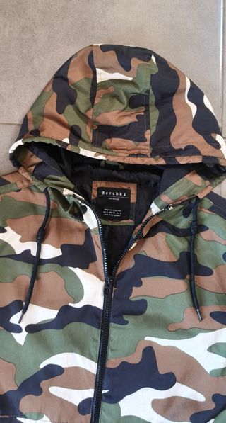Chaqueta Camuflaje Bershka Talla M