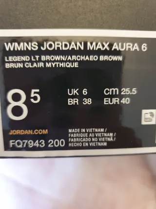 Deportivos Jordan Beige y Marrón