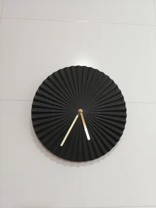 Reloj de pared negro y dorado
