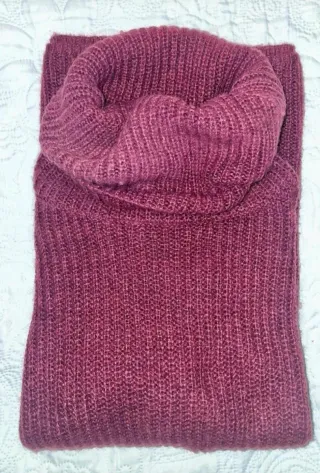 Jersey punto cuello vuelto rojo burdeos.