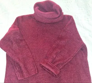 Jersey punto cuello vuelto rojo burdeos.