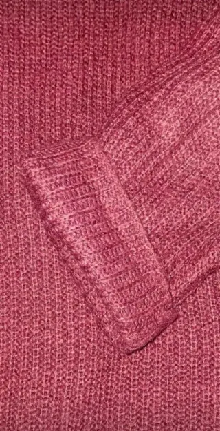 Jersey punto cuello vuelto rojo burdeos.