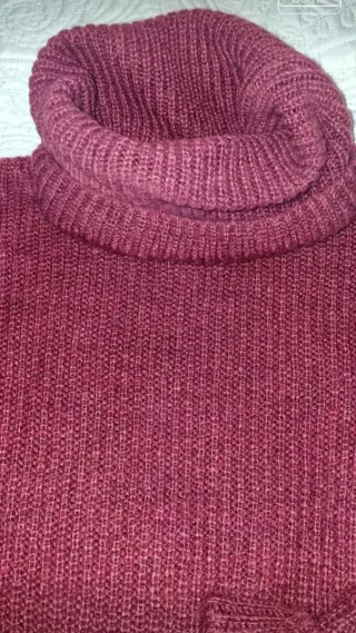 Jersey punto cuello vuelto rojo burdeos.