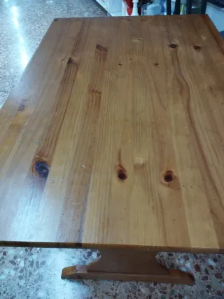 Mesa de comedor de madera