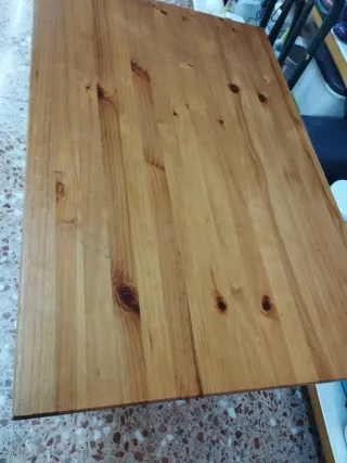Mesa de comedor de madera