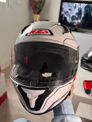 Casco NZI con gafas de sol