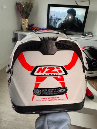 Casco NZI con gafas de sol