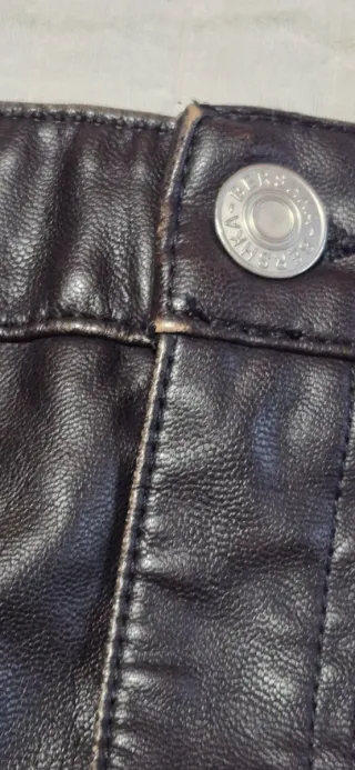 Falda Cuero Negra Bershka Talla L