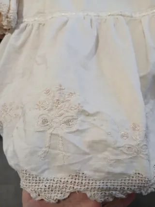 Enaguas beige con volantes y bordados