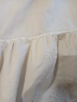 Enaguas beige con volantes y bordados