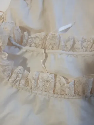 Enaguas beige con volantes y bordados