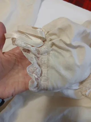 Enaguas beige con volantes y bordados