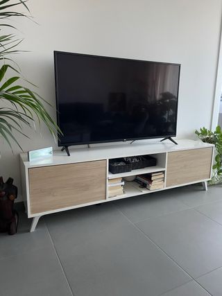 Mueble TV blanco y madera