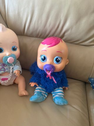 Bambole piangenti con vestiti