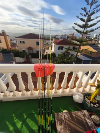 Set di attrezzature da pesca con canne, mulinelli e bobine