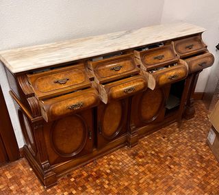 Mueble aparador de madera con encimera de mármol