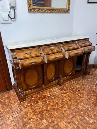 Mueble aparador de madera con encimera de mármol