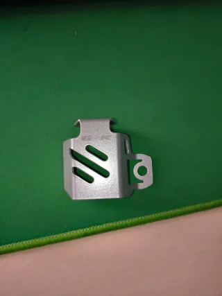 Protector depósito líquido frenos