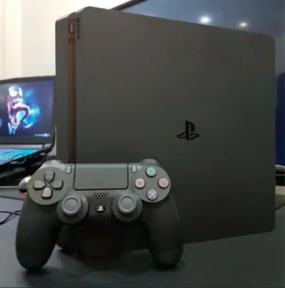 PS4 Slim Sony Negra 1Tb + Mandos y Monitor