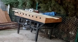 Mesa de futbolín con pie de hierro