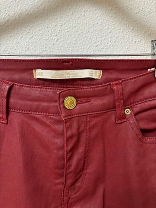 Pantalones Rojos Brillantes