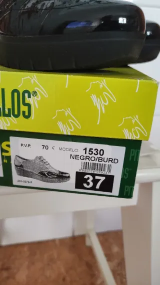 Zapatos Pitillos Negros/Burdeos Talla 37
